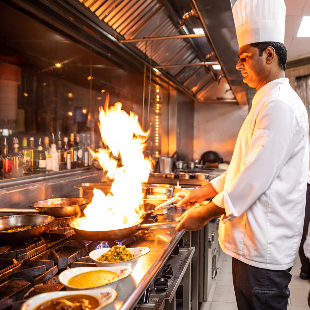 Chef cocinando en una cocina profesional